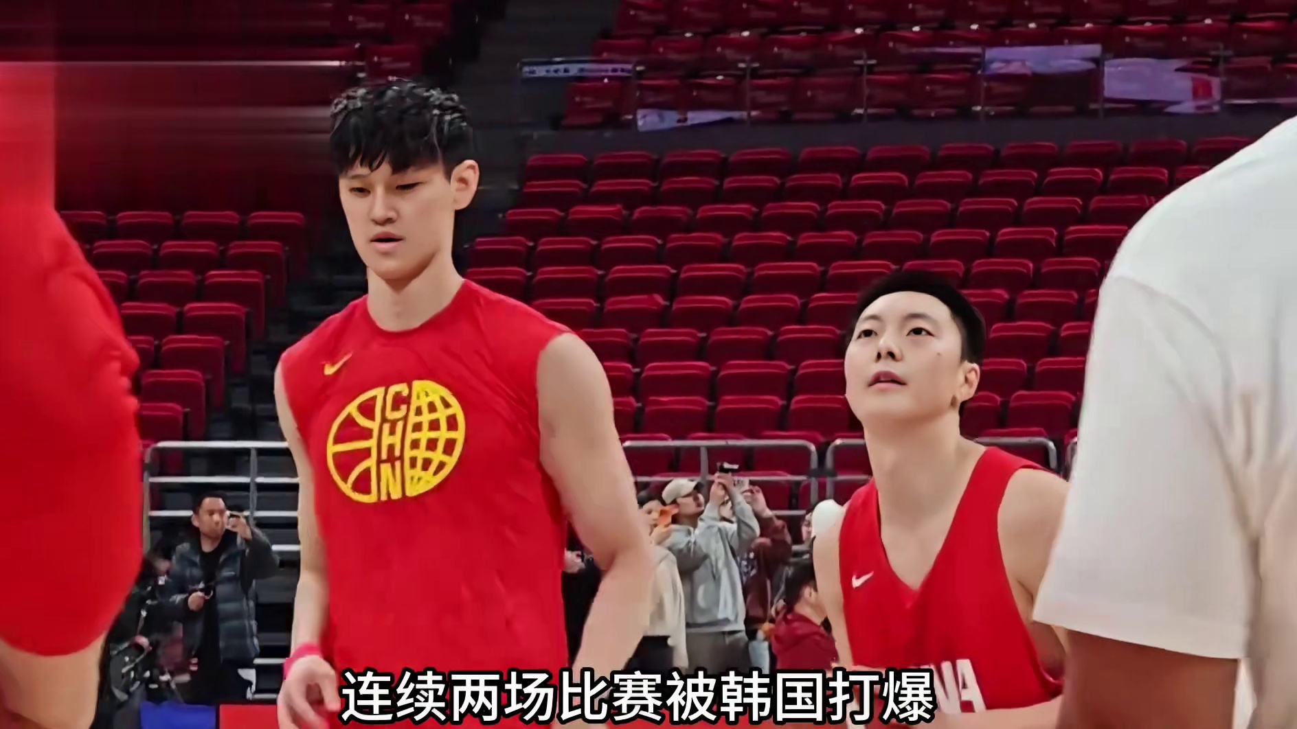 惨败韩国！中国男篮这回是彻底完了，居然连续两场比赛被无情打爆