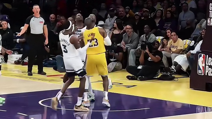 老詹上演卡壳版012步，这样的步伐算是走步吗？