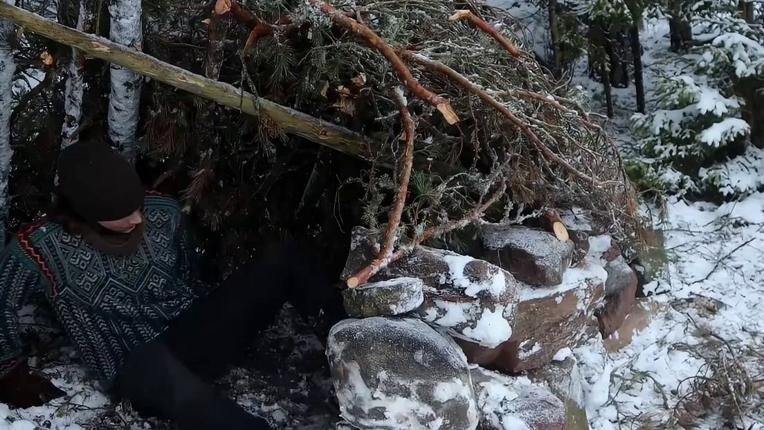 带你走进雪地搭建庇护所露营体验，看完一定能美美睡到自然醒~