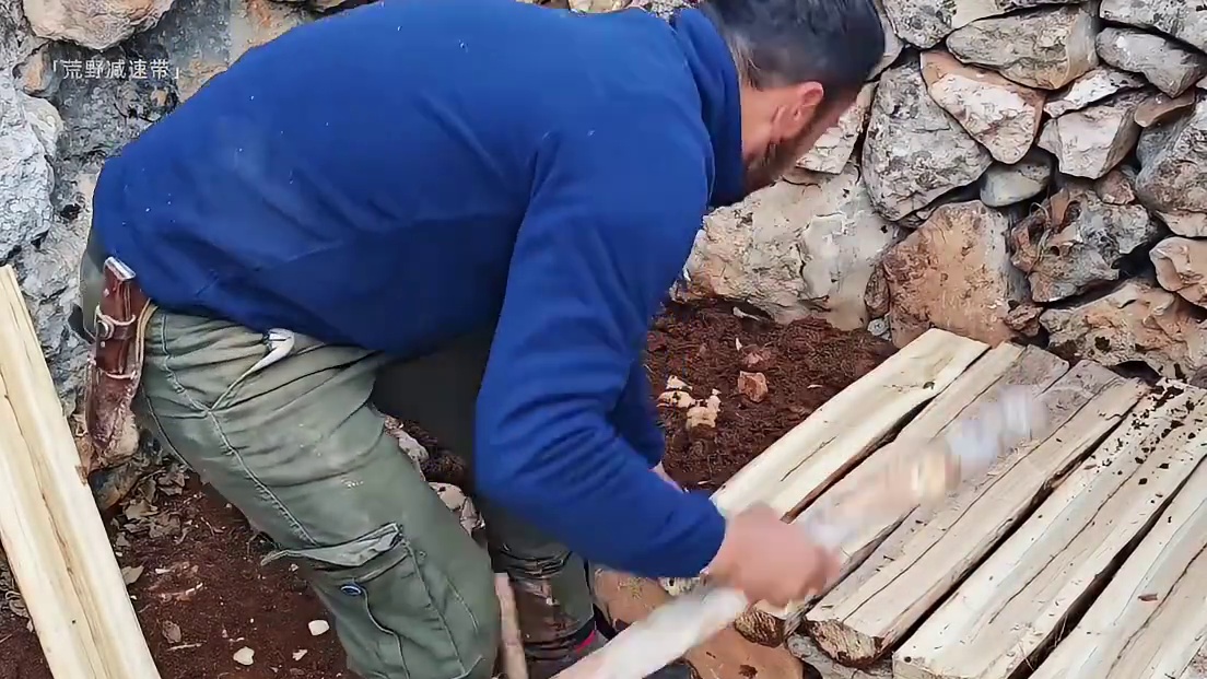 当外部狂风暴雪呼啸的时候这座雪地庇护所内部温暖惬意