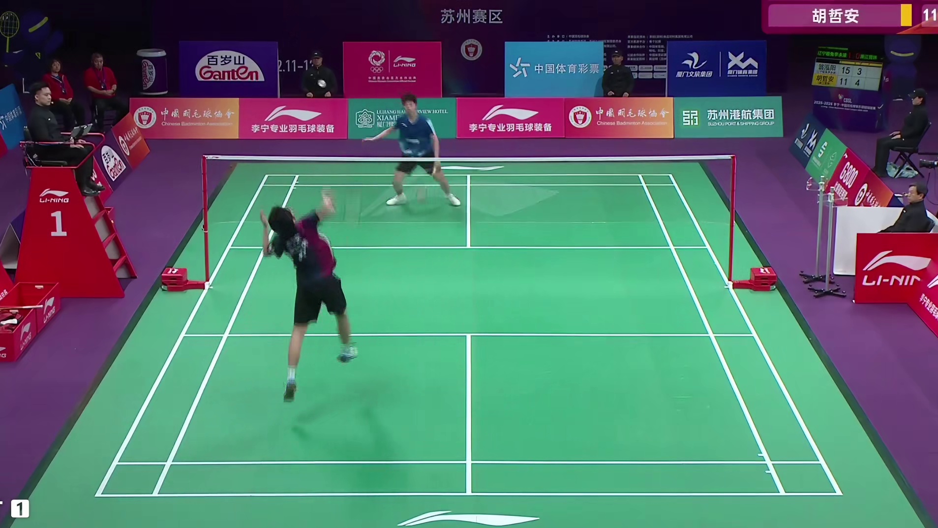 翁泓阳展现出成熟老将的沉稳，关键分稳健发挥和落点准确掌控，连得两分，以15-8锁定胜局