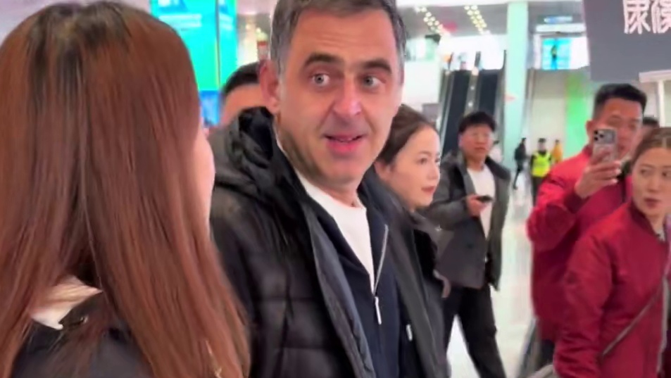 接偶像火老师 接机偶像，罗尼.奥沙利文
#祁越台球器材 #奥沙利文 #郑宇伯#利百文台尼