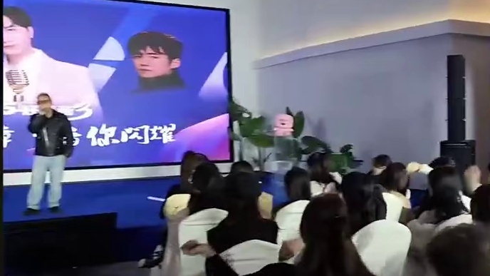 这一首“丫头”送给爱玛～
#小小小酷哥 #组织1995 #1995好声音第三季 #大狠1995