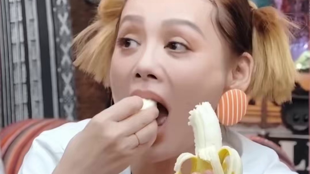 宁静用胡椒粉腌制油柑，还说是南方人的吃法！