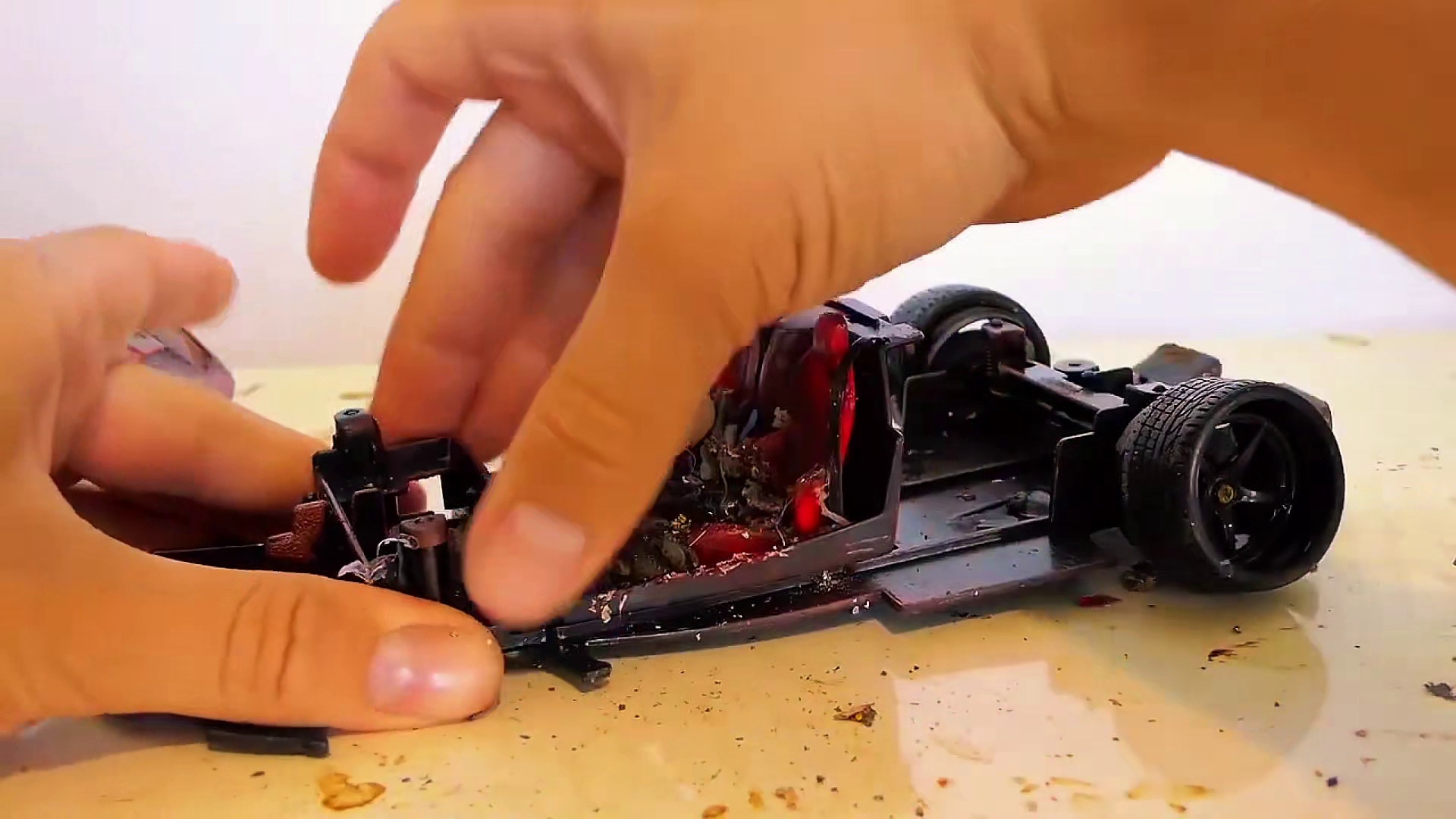 强迫症狂喜！上百个零件逐一清洗，报废法拉利的重生之路太治愈了