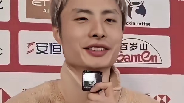 石宇奇满意自己今年的发挥，羽联也满意、球迷也满意，总决赛颁奖典礼获最具人气男运动员奖和年度最佳男单双奖，真的赢麻了！！！ ​​​