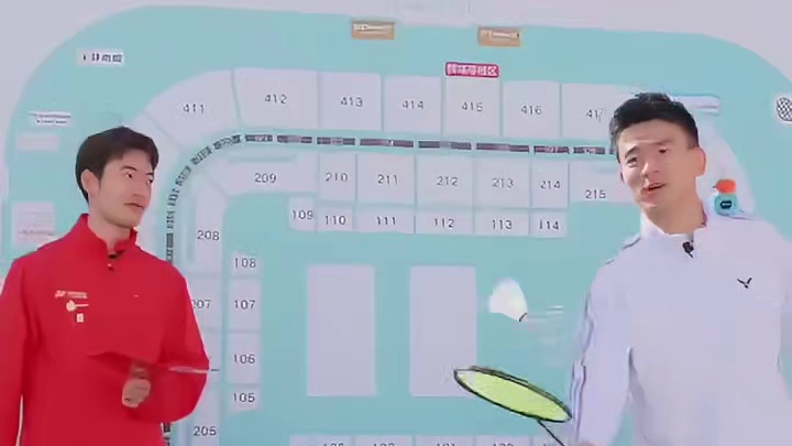 2025羽联年终总决赛探营今日上线，郑思维、王昶同场互动暖意十足。郑思维笑侃儿子艾登羽球水平追上王昶，王昶盛赞郑思维是最难忘对手，赛场挚友双向惺惺相惜，情谊动人。 ​​​