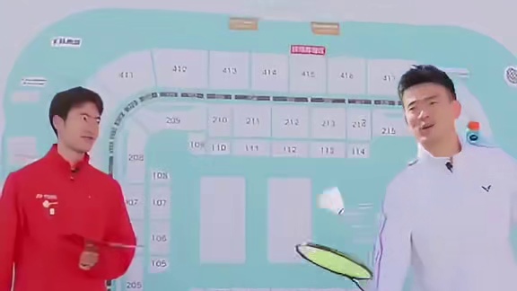 当“育儿凡尔赛”撞上赛场最高赞誉。郑思维调侃儿子“跟王昶水平差不多”，巧妙将家庭宠溺化为对搭档的另类认可。而王昶一句“印象最深对手是郑思维”，则给出了最真诚的回应。这轻与重的交织，恰是竞技体育的魅力缩影——赛场上是彼此砥砺的对手，赛场下是惺惺相惜的伙伴。一番趣味问答，道尽了传承的温度与冠军的胸怀。