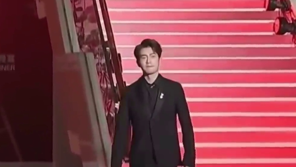 12月15日晚，2025羽联世界巡回赛总决赛在杭州进行红毯秀与年度颁奖仪式，梁王组合亮相总决赛晚宴。 ​ （中国蓝新闻） ​​​