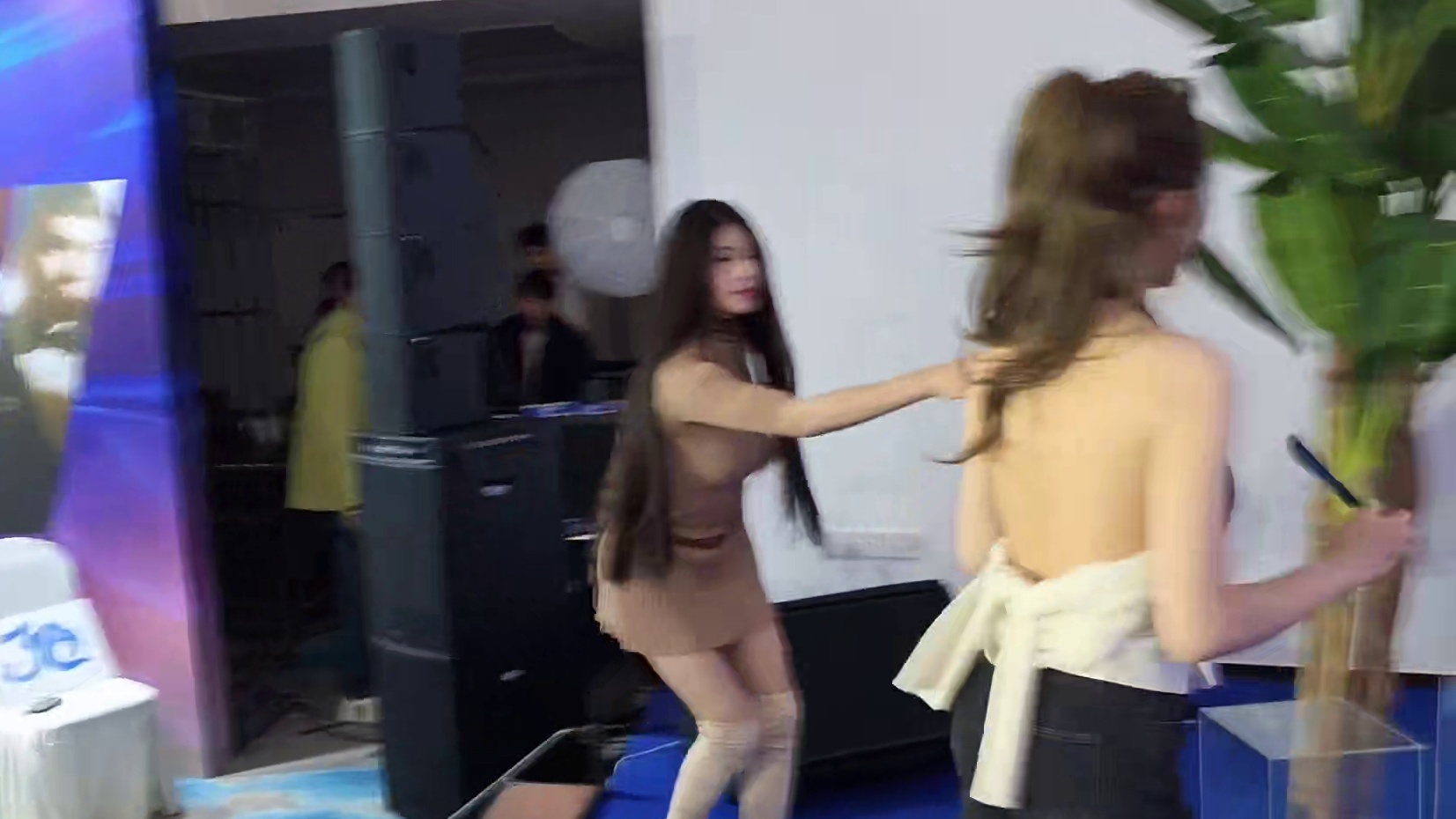 乔妹衣服穿反了！现场发应援棒嗨翻全场