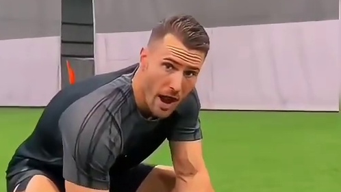 足球前旋技巧：击球与发力要领