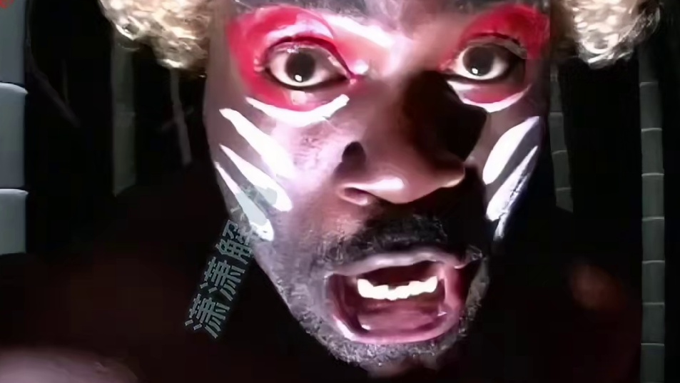 化妆师真厉害。什么古怪的打扮都画的出。