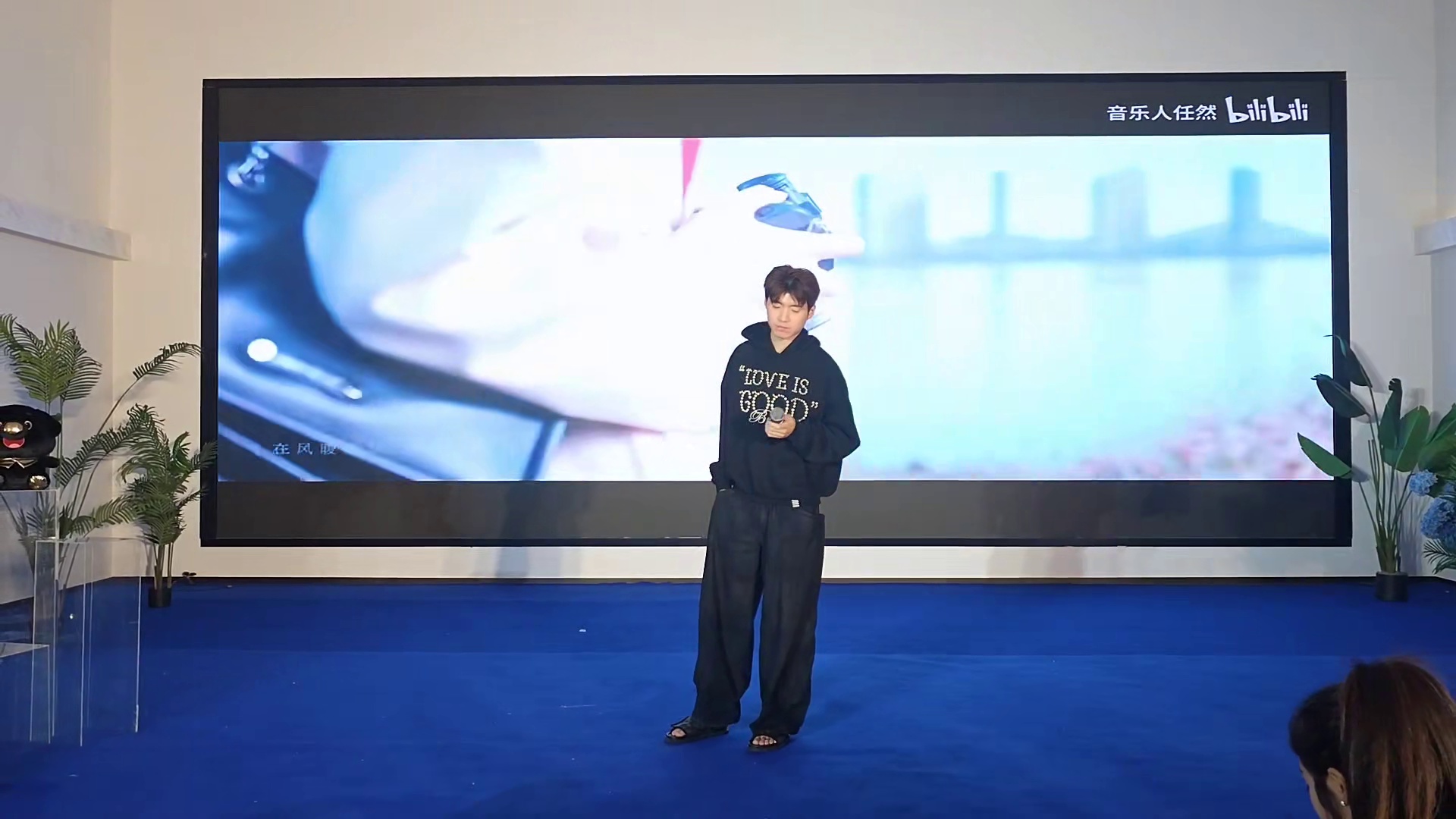 迦南你在听吗？瓦子演唱《飞鸟和蝉》弹幕刷屏蝴蝶