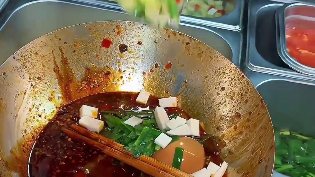 西安深夜街头12一份的剁椒面！ 西安深夜街头12一份的剁椒面！