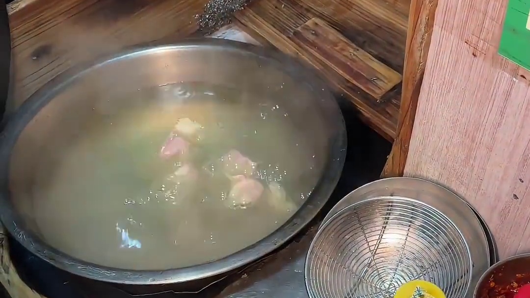 《七十多岁奶奶的深夜混沌摊：敲了30年的竹板声，暖了整条街的胃》