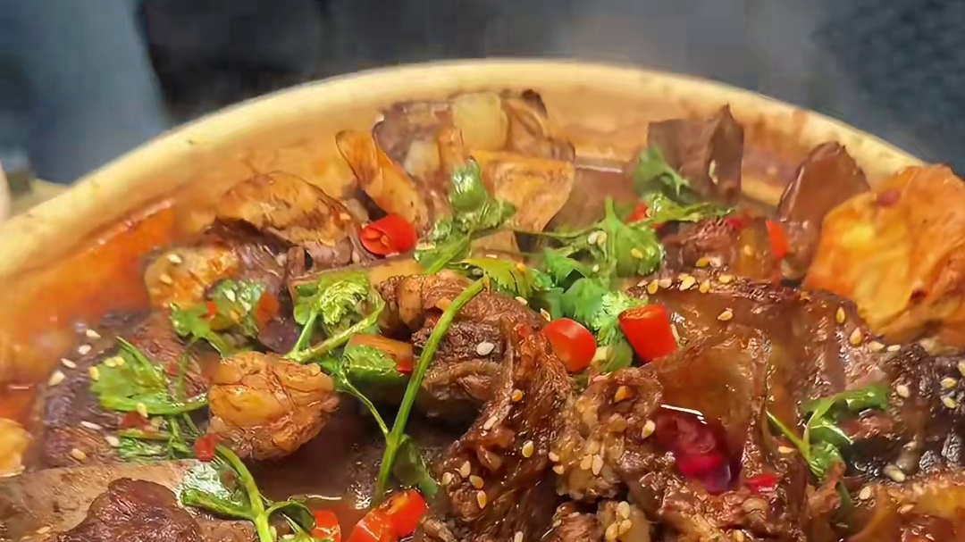 在桂林！不敢想象这一口肥肠煲有多好吃！！