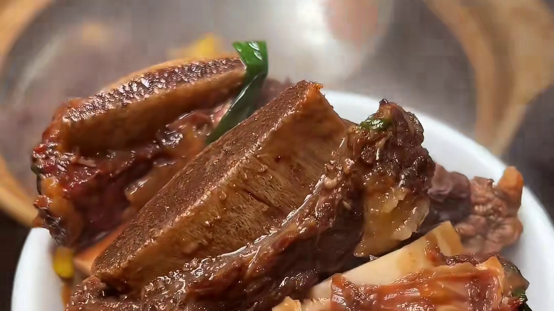 藏在巷子里的海鲜牛排煲