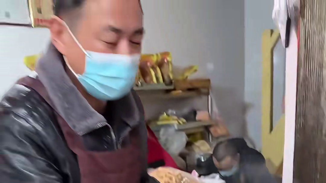 路边碰到现炸现做的馓子！！又香又脆还是小时候的味道，这个在你们家乡叫什么呀？