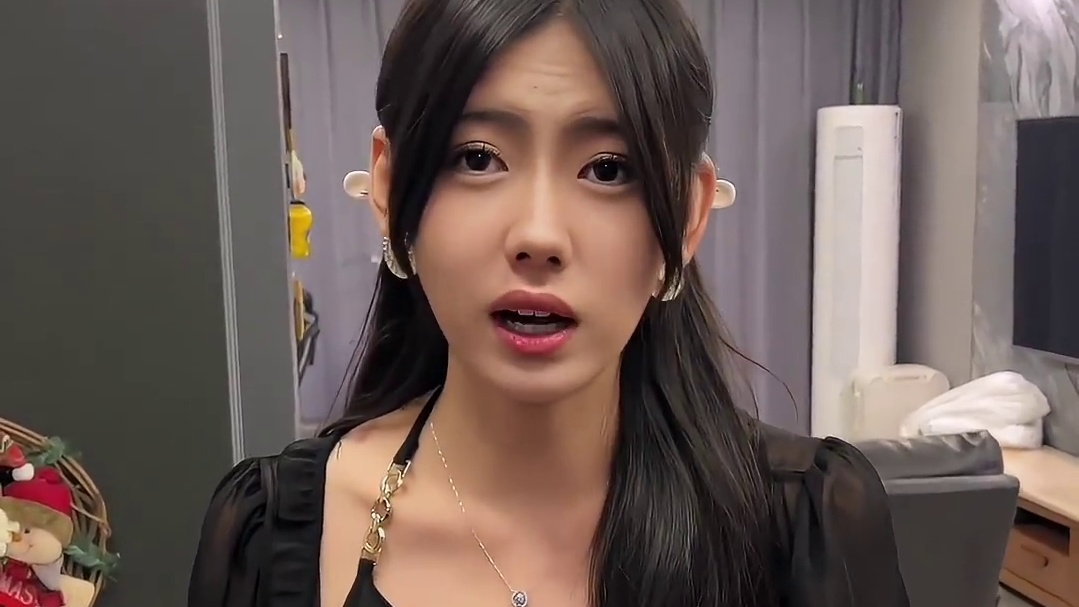 听我的，别看到后面，别看！ 当你突然发现你的女朋友脖子上多了一个草莓印，你会怎么做？