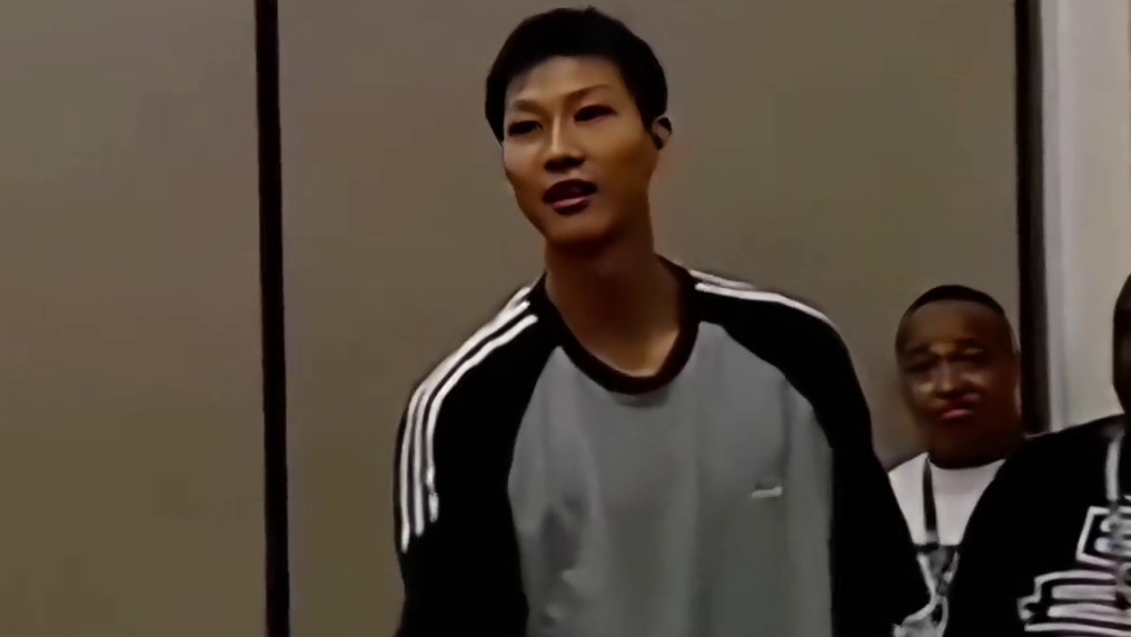 传奇之路！ 12岁才正式接受篮球训练的易建联，曾连一圈400米都跑不完，咬牙坚持之后又凭狠练逆袭成中