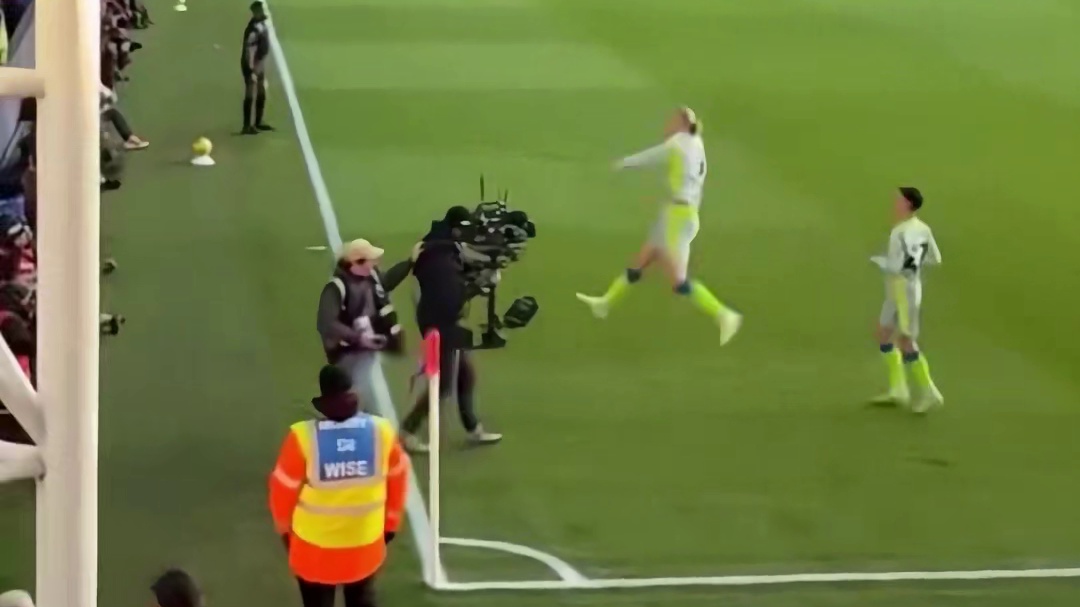 纯纯大杀器！哈兰德头球 点射破门助曼城3-0客胜水晶宫，仅差2分继续紧追榜首