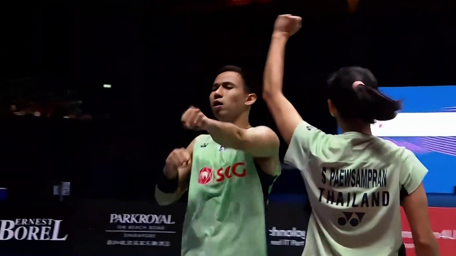 石宇奇、安洗莹斩获最佳男女运动员。 #羽毛球两人都以超绝的实力和发挥横扫了2025年的羽坛，算是实至