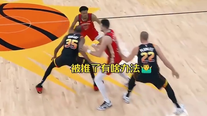 不讲武德，阿杜偷偷在对手背后来了一拳！