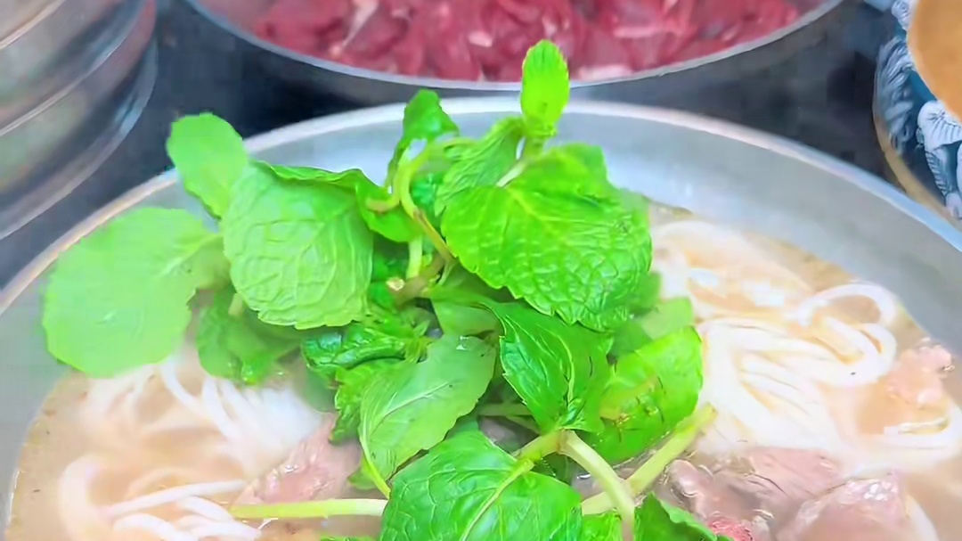 一天三顿饭 总有一顿要留给米线 腾冲火烧肉米线 牛扒呼米线 牛扒呼饵丝 鲜烫牛肉米线…每天都不重样