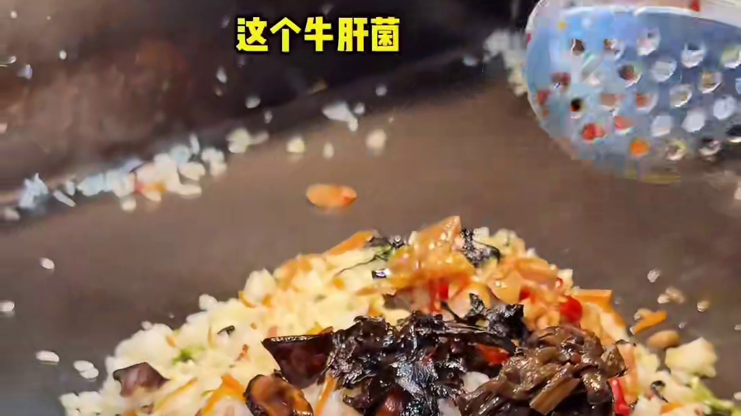 成都街头十年审计师辞职做菌子炒饭