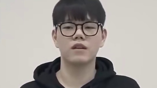 Park刚看完iG新上单Soboro的专访，他致敬了前辈TheShy姜承録：能加入到iG这样伟大的队伍非常幸福，iG在我心中的形象非常好，这是TheShy选手效力过的队伍，有Rookie、Wei、Photic、Jwei这样优秀的选手。我虽然是在LCK出道，但是我是看着Theshy选手学习的，所以我也觉得自己能够做好！ 对于LCK与LPL差异，Soboro：LCK打法是设计好的风格，LPL比起提前设