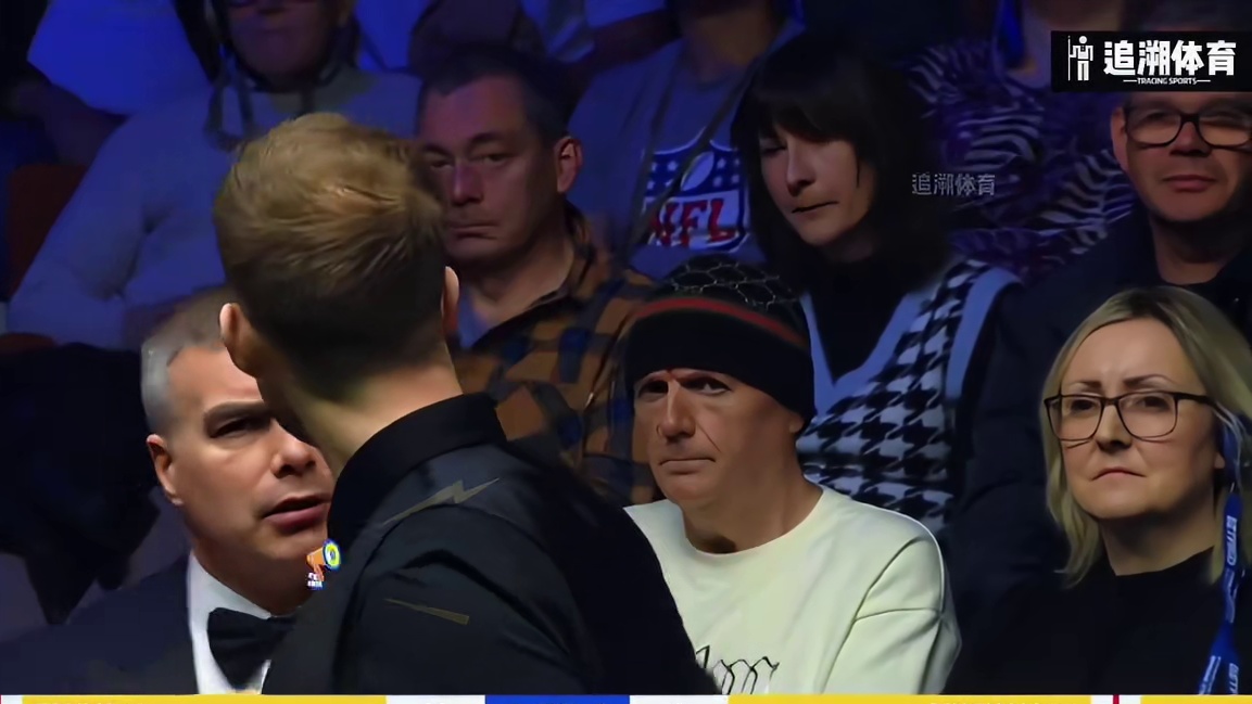 特鲁姆普罕见整活现场！一招声东击西骗过裁判，引球迷哄堂大笑