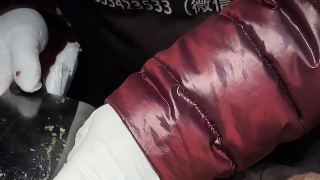 在夜市里吃到了酥酥脆脆的驴肉火烧！！就是吃多了有点干嘴巴～