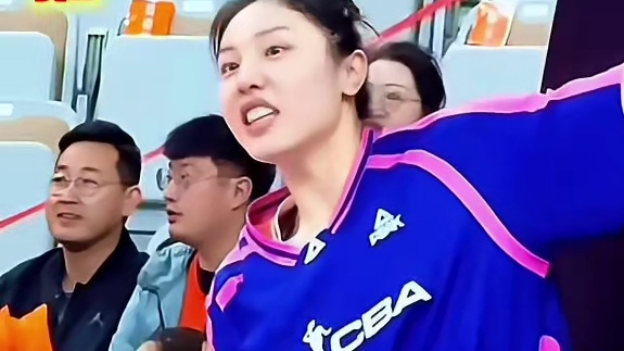中国女篮没有张茹还真不行，篮球场上奋力拼搏值得赞扬