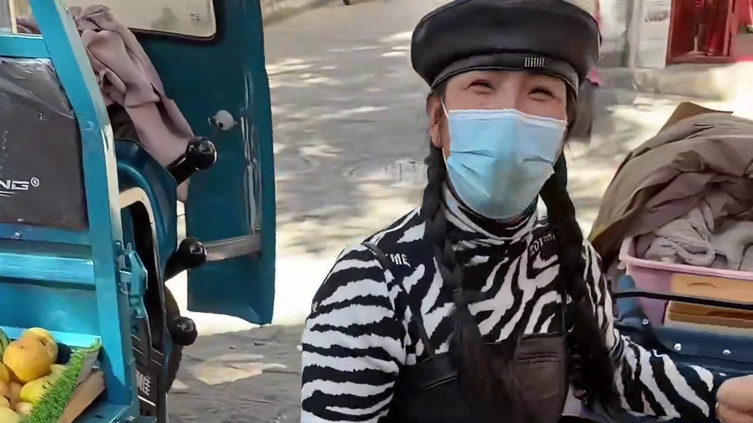 在大理市集里偶遇一位时髦姐姐，烤黑猪肉嘎嘎香了