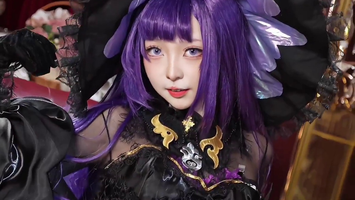 芽衣你怎么偷穿大黑塔的衣服#雷电芽衣 #万圣节 #cos #魔女 #二次元