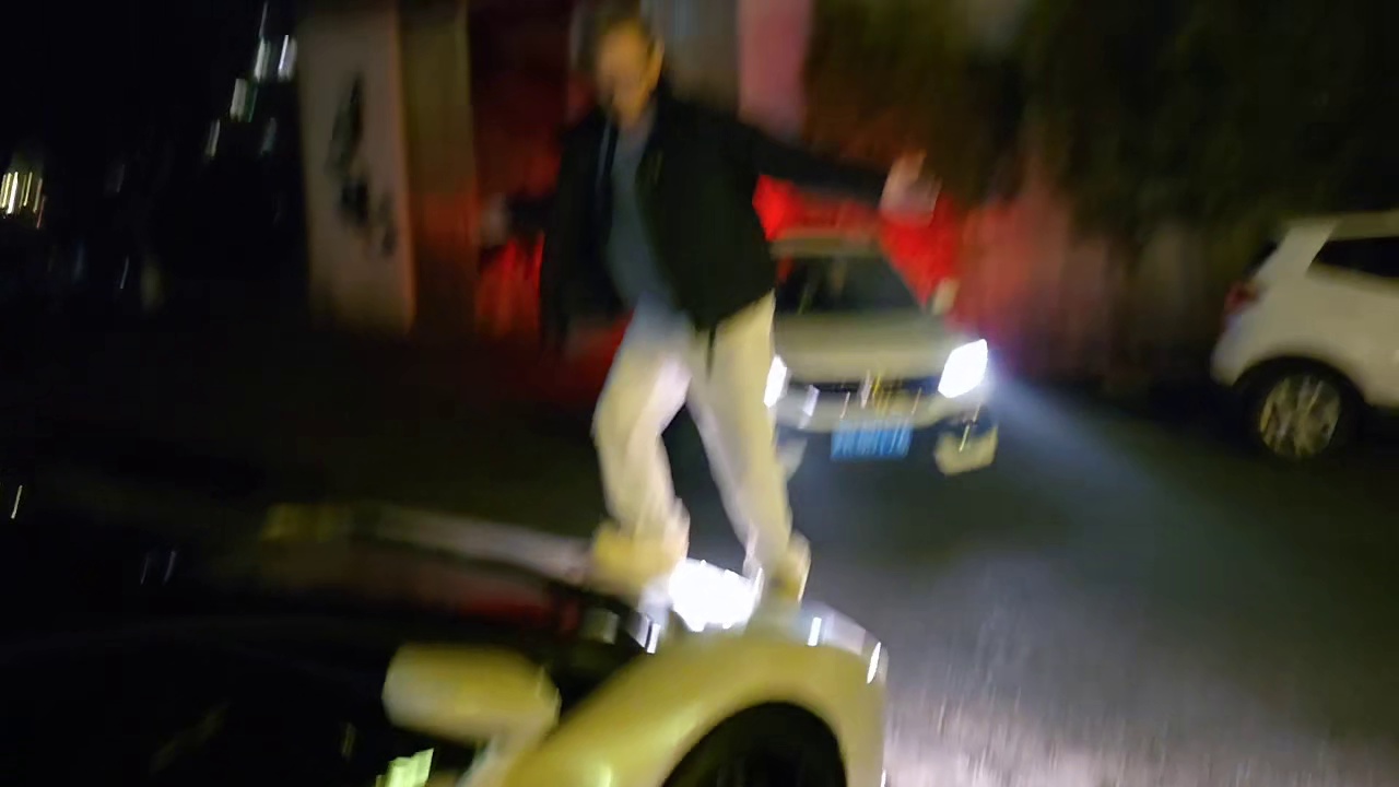 小六子脚踩兰博基尼！这是真不怕踩坏啊