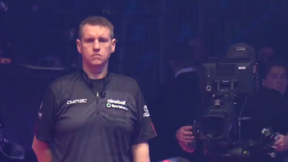 九球比赛现场氛围太热烈，被干扰了，导致出杆歪了！ 莫斯考尼杯现场氛围太棒了！