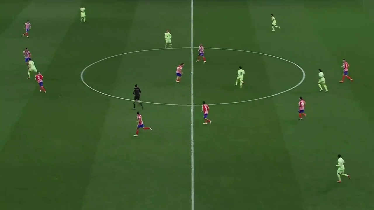 一个穿着燕尾服踢球的男人