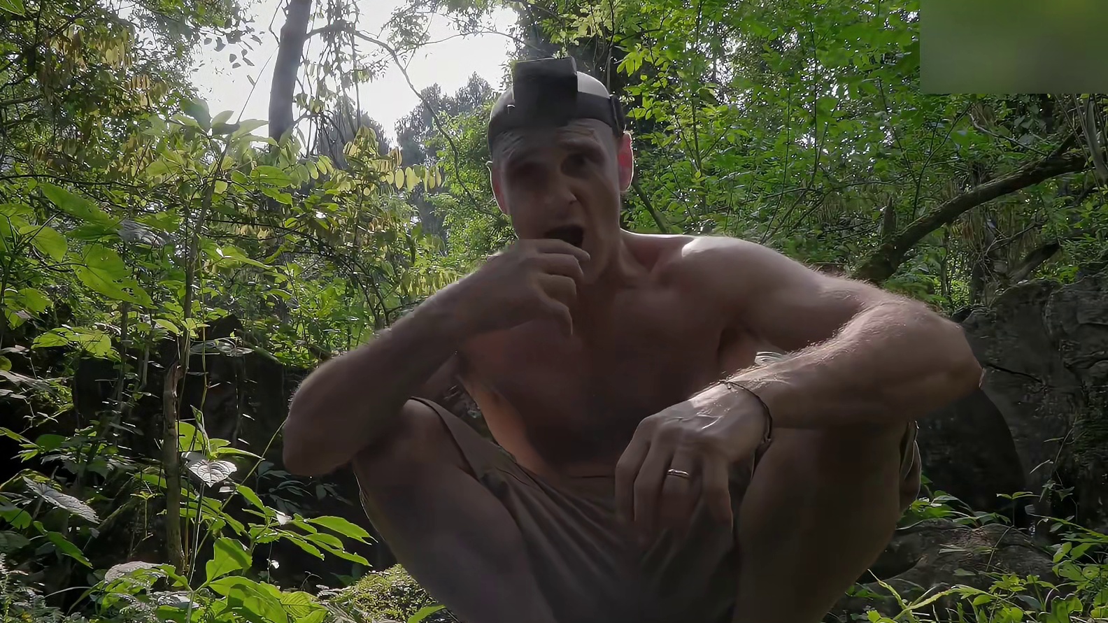 德爷在广西挑战荒野求生，并且过上了带薪休假的生活 (1)