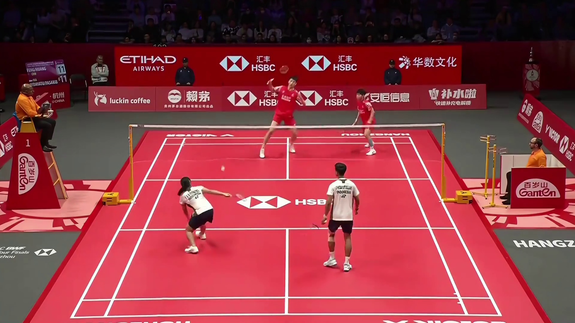 凤凰组合始终占据场上主动，犀利的进攻以及严密的防守，逐渐拉开了与对手的分差