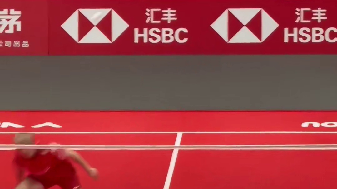 【】 12月18日晚，2025年世界羽联年终总决赛小组赛第二轮，石宇奇2比1战胜周天成，以两连胜战绩小组出线。 ​​​