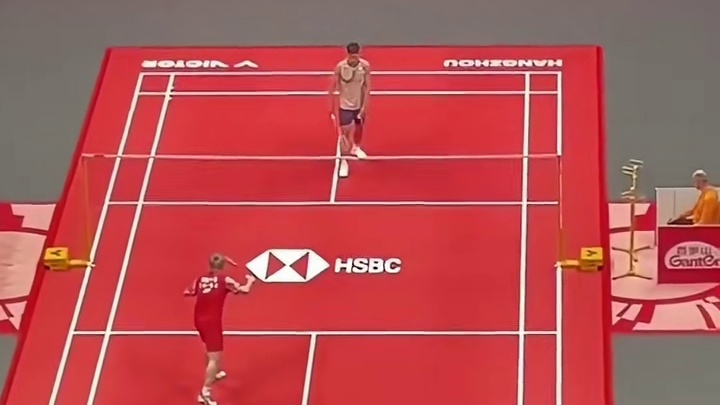 2025年世界羽联年终总决赛男单，石宇奇2-1战胜周天成，获得小组赛两连胜，提前锁定晋级名额。 三局比分：21-11、19-21、21-15 ​​​