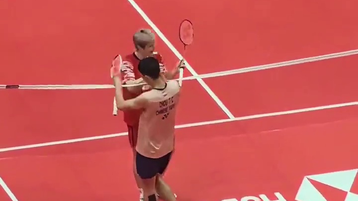 12月18日，2025世界羽联巡回赛总决赛男单B组次轮比赛，石宇奇2-1（21-11、19-21、21-15）战胜周天成，与奈良冈功大同为两连胜，提前晋级四强。最后一轮，两人胜者将获得小组第一。 ​​​