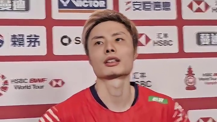 石宇奇两连胜晋级四强：对手使出了好多我没见过的招数，身体天赋太强了 “对手在第二局做了很多变化，使出了很多我都没见过的招数，比如反手站位正手发后场。还有其他很积极的抢网和出球，这些招数都让我体力和精力承受比较大的压力。也因为他的积极发挥，也调动了我的状态，给大家呈现一场比较精彩的比赛。” “他的身体能力真的太强了，能一直保持到现在，很神奇。我觉得除了丹哥（林丹），我见过就是他有好身体的天赋了，他的