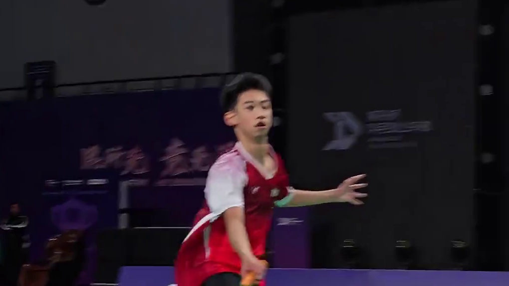 赢球后给对手送上拥抱 青少年D组男单冠军何心远