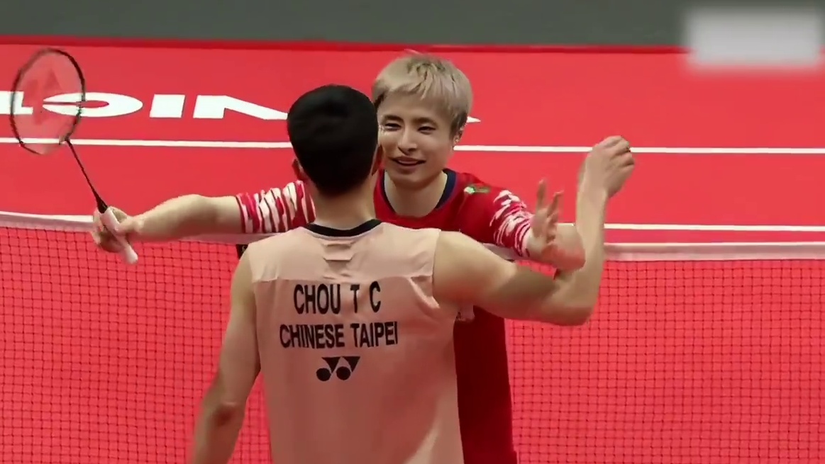 周天成1:2不敌石宇奇惨遭小组淘汰，石宇奇拥抱安慰