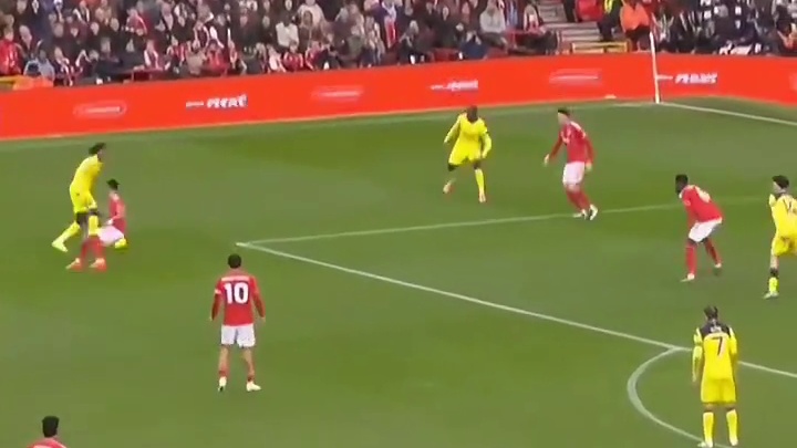 维克托侧身扑出格雷禁区内凌空抽射