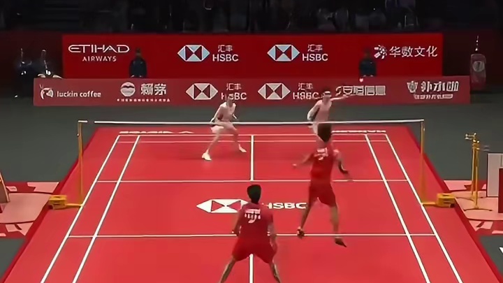 梁王组合迎来2025总决赛首胜 梁王组合2-0战胜马来西亚组合，收获总决赛首胜。第二局战至19-18，王昶手感火热，落点判断能力超神，由攻转守连续4拍神级救球，化被动为主动拿下关键分，点燃全场。