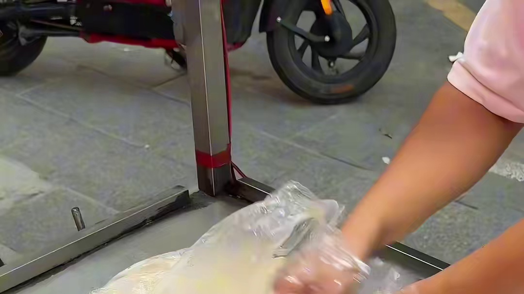 郑州街头10r鸭肠卷饼！！有蛋有肉有鸭肠！！