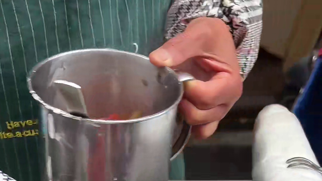 瓜没吃成，手里的茶汤都失去了香味。龙壶竟然是个炉子，我一直以为是个大水瓶。